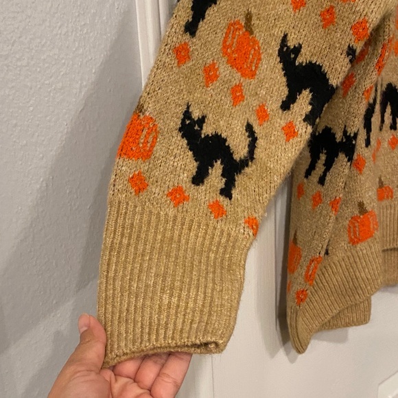 Vince Camuto Tan Crewneck Sweater with Black Cats & Orange Pumpkins - Picture 6 of 8